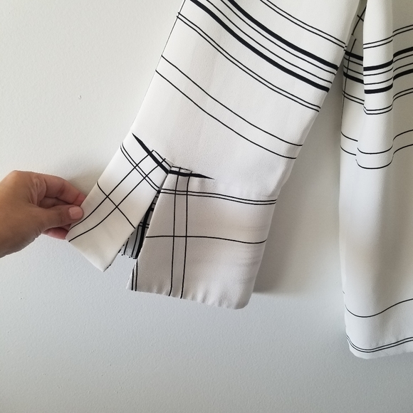 H&M black & white v-neck split sleeve blouse - Picture 9 of 10